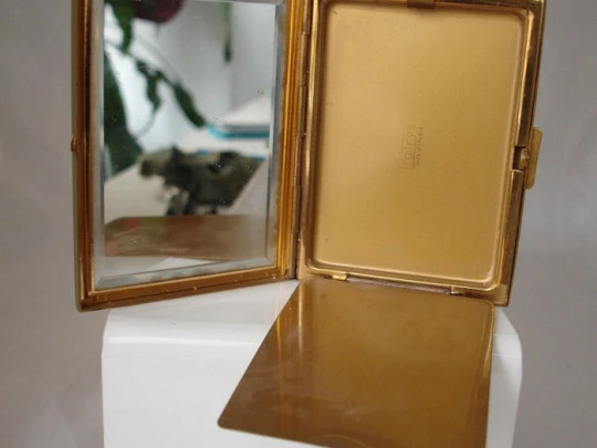 Polvera Patrys. Años 50. Metal dorado y esmalte Limoges. Francia
