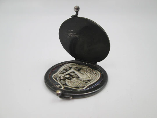 Portafotos de bolsillo unisex. Acero pavonado y detalles oro. Simbología heráldica. 1930 Portafotos de bolsillo unisex. Acero pavonado y detalles oro. Simbología heráldica. 1930