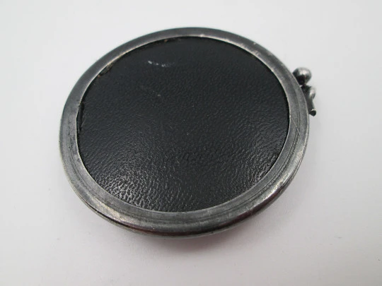 Portafotos de bolsillo unisex. Acero pavonado y detalles oro. Simbología heráldica. 1930 Portafotos de bolsillo unisex. Acero pavonado y detalles oro. Simbología heráldica. 1930