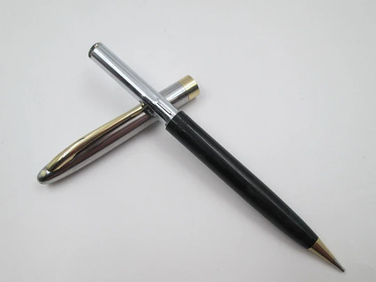 Portaminas Sheaffer Sentinel. Acero y plástico negro. Detalles dorados. Giratorio. 1940