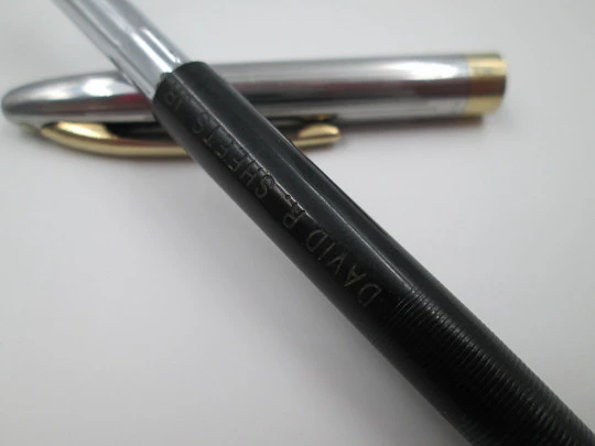 Portaminas Sheaffer Sentinel. Acero y plástico negro. Detalles dorados. Giratorio. 1940