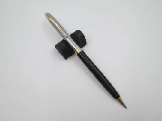 Portaminas Sheaffer Sentinel. Acero y plástico negro. Detalles dorados. Giratorio. 1940