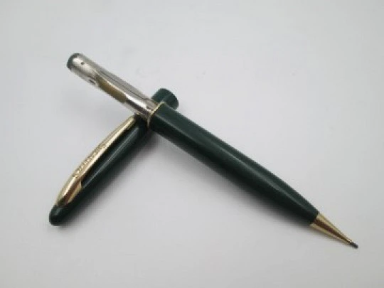 Portaminas Sheaffer. Plástico verde y chapados oro. Giratorio. 1950. USA