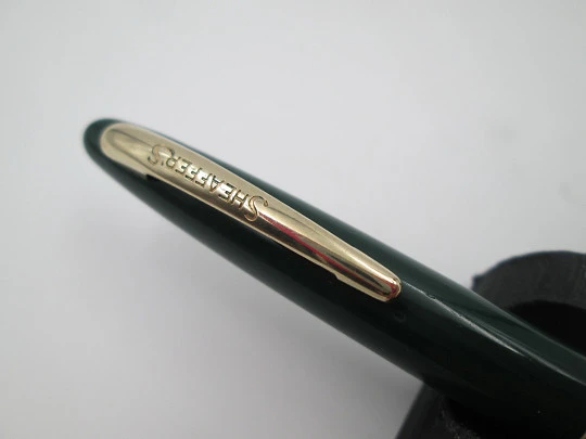 Portaminas Sheaffer. Plástico verde y chapados oro. Giratorio. 1950. USA