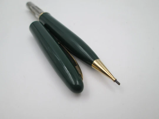 Portaminas Sheaffer. Plástico verde y chapados oro. Giratorio. 1950. USA