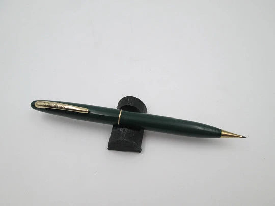 Portaminas Sheaffer. Plástico verde y chapados oro. Giratorio. 1950. USA