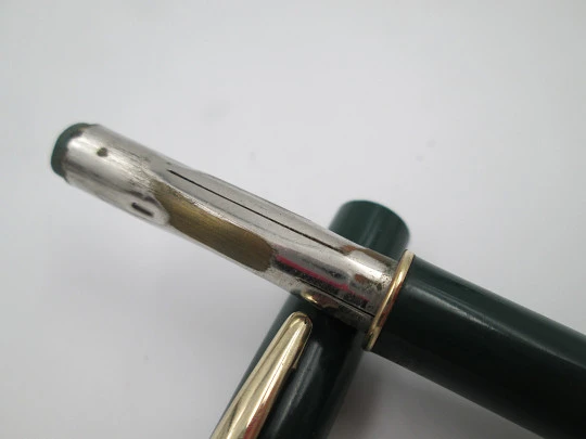 Portaminas Sheaffer. Plástico verde y chapados oro. Giratorio. 1950. USA