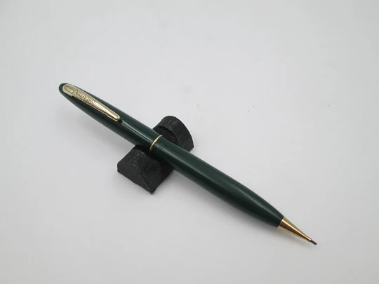 Portaminas Sheaffer. Plástico verde y chapados oro. Giratorio. 1950. USA