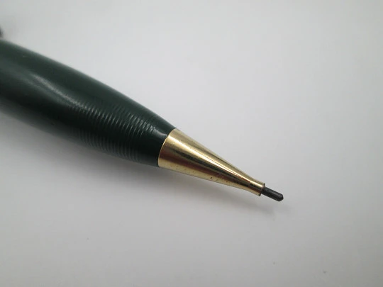 Portaminas Sheaffer. Plástico verde y chapados oro. Giratorio. 1950. USA