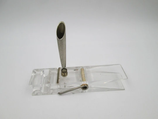 Portaplumas de escritorio. Plástico transparente y metal. Pinza sujetapapeles