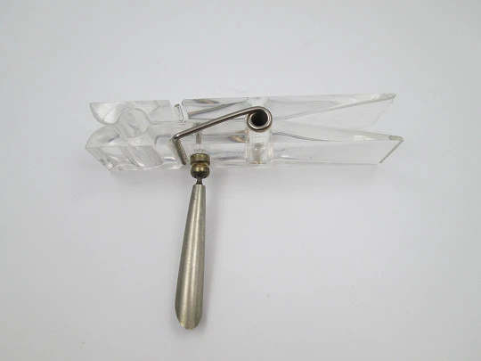 Portaplumas de escritorio. Plástico transparente y metal. Pinza sujetapapeles