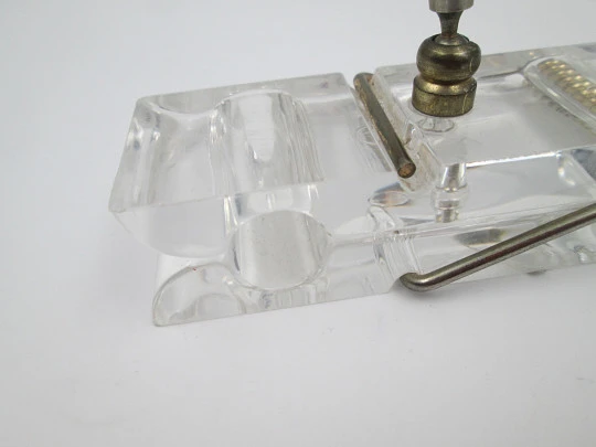 Portaplumas de escritorio. Plástico transparente y metal. Pinza sujetapapeles