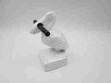 Portaplumas figurativo Pelikan. Pelícano cerámica blanca y detalles oro. 1990