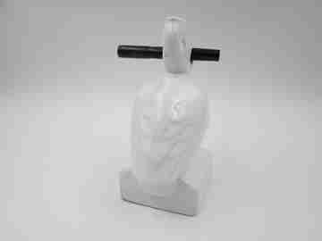 Portaplumas figurativo Pelikan. Pelícano cerámica blanca y detalles oro. 1990