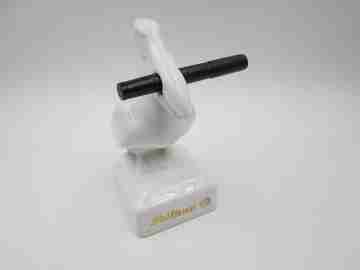 Portaplumas figurativo Pelikan. Pelícano cerámica blanca y detalles oro. 1990