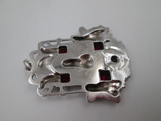 Portico pendant medal. Sterling silver and garnets. King with cherubs relief scene