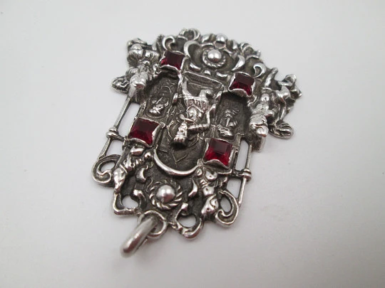 Portico pendant medal. Sterling silver and garnets. King with cherubs relief scene