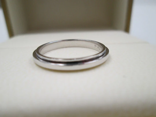 Possession woman wedding ring. 18K white gold. Piaget. Box & papers