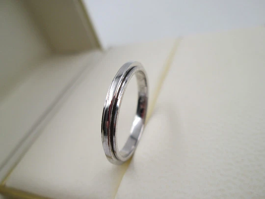 Possession woman wedding ring. 18K white gold. Piaget. Box & papers