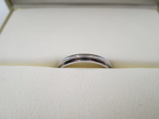 Possession woman wedding ring. 18K white gold. Piaget. Box & papers