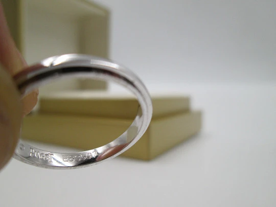 Possession woman wedding ring. 18K white gold. Piaget. Box & papers