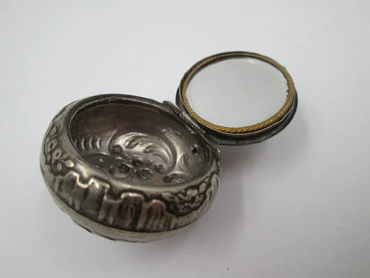 Powder compact pendant with mirrow. Silver plated metal. Floral motifs. Lucerne. 1940's Powder compact pendant with mirrow. Silver plated metal. Floral motifs. Lucerne. 1940's