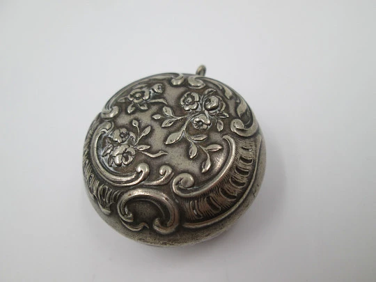 Powder compact pendant with mirrow. Silver plated metal. Floral motifs. Lucerne. 1940's Powder compact pendant with mirrow. Silver plated metal. Floral motifs. Lucerne. 1940's