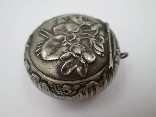 Powder compact pendant with mirrow. Silver plated metal. Floral motifs. Lucerne. 1940's