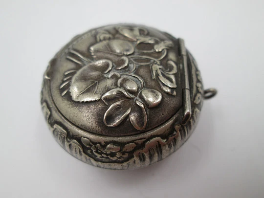 Powder compact pendant with mirrow. Silver plated metal. Floral motifs. Lucerne. 1940's Powder compact pendant with mirrow. Silver plated metal. Floral motifs. Lucerne. 1940's