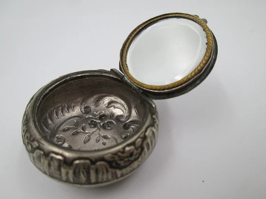 Powder compact pendant with mirrow. Silver plated metal. Floral motifs. Lucerne. 1940's