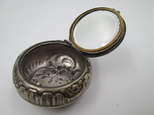 Powder compact pendant with mirrow. Silver plated metal. Floral motifs. Lucerne. 1940's Powder compact pendant with mirrow. Silver plated metal. Floral motifs. Lucerne. 1940's