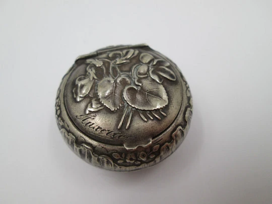 Powder compact pendant with mirrow. Silver plated metal. Floral motifs. Lucerne. 1940's Powder compact pendant with mirrow. Silver plated metal. Floral motifs. Lucerne. 1940's