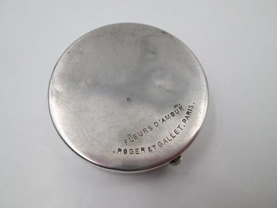 Powder compact with mirrow. Silver plated metal. Fleurs d'Amour. Roger et Gallet Paris