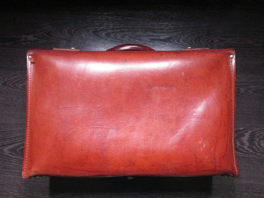 Pullman doctor's / travel bag suitcase. Leather and wood. Double lock & handle. Argentina