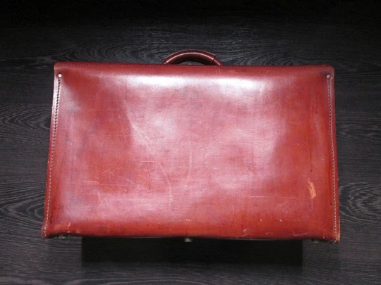 Pullman doctor's / travel bag suitcase. Leather and wood. Double lock & handle. Argentina