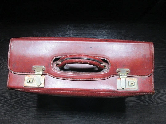 Pullman doctor's / travel bag suitcase. Leather and wood. Double lock & handle. Argentina