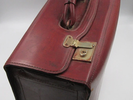 Pullman doctor's / travel bag suitcase. Leather and wood. Double lock & handle. Argentina