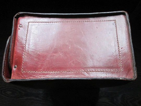 Pullman doctor's / travel bag suitcase. Leather and wood. Double lock & handle. Argentina