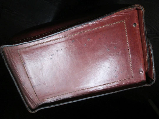 Pullman doctor's / travel bag suitcase. Leather and wood. Double lock & handle. Argentina