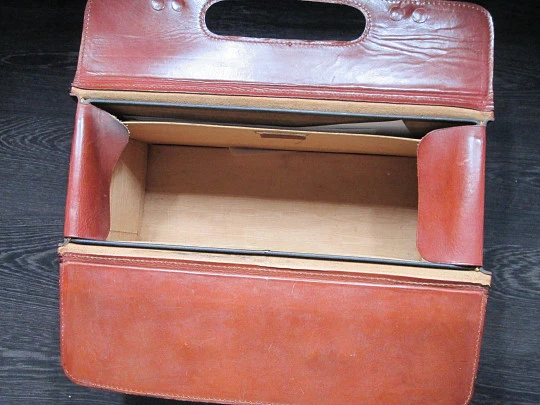 Pullman doctor's / travel bag suitcase. Leather and wood. Double lock & handle. Argentina