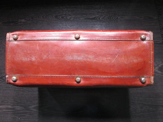 Pullman doctor's / travel bag suitcase. Leather and wood. Double lock & handle. Argentina