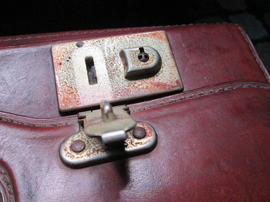 Pullman doctor's / travel bag suitcase. Leather and wood. Double lock & handle. Argentina