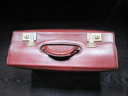 Pullman doctor's / travel bag suitcase. Leather and wood. Double lock & handle. Argentina