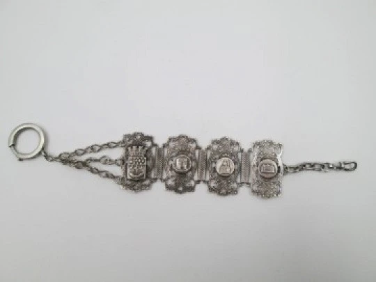 Pulsera articulada calada. Plata de ley. Escudo y escenas de Paris. 1900.