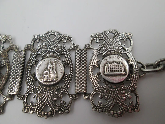 Pulsera articulada calada. Plata de ley. Escudo y escenas de Paris. 1900.