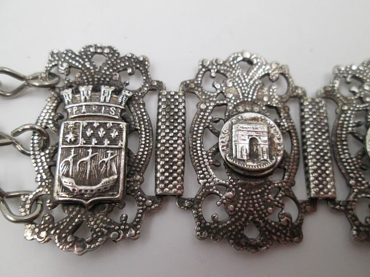 Pulsera articulada calada. Plata de ley. Escudo y escenas de Paris. 1900.