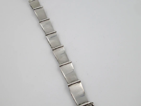 Pulsera articulada mujer. Plata ley 925 y malaquitas. Escenas cinceladas. Perú. 1980