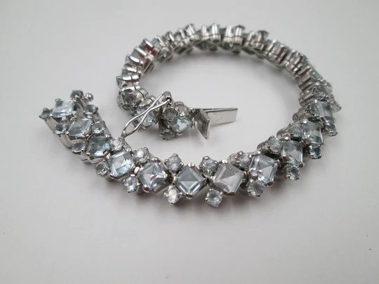 Pulsera articulada para mujer en plata de ley. Gemas azul pastel. Cierre de caja. 1990 Pulsera articulada para mujer en plata de ley. Gemas azul pastel. Cierre de caja. 1990