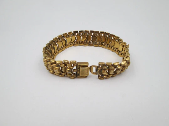 Pulsera articulada para mujer. Metal chapado en oro. Cierre de caja. Europa. 1940 Pulsera articulada para mujer. Metal chapado en oro. Cierre de caja. Europa. 1940