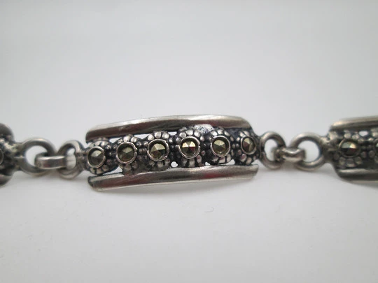 Pulsera articulada para mujer. Plata de ley y marquesitas. Cierre de argolla. Europa. 1980